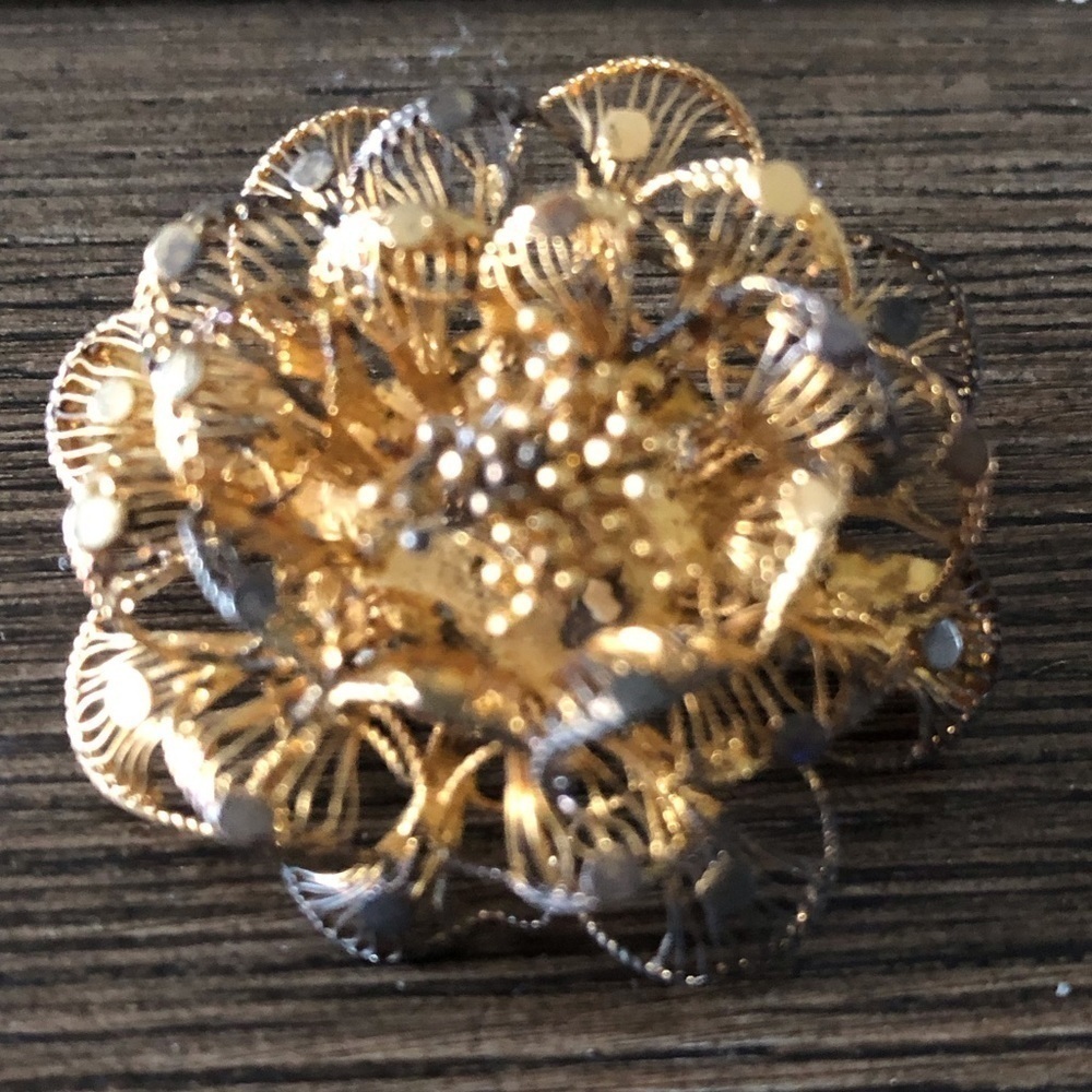 Vintage gold flower brooch